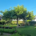 مكان تخييم Camping Under The Walnut In Your Own Tent On A Shared Lot And Shared Bathroom ليوبليانا