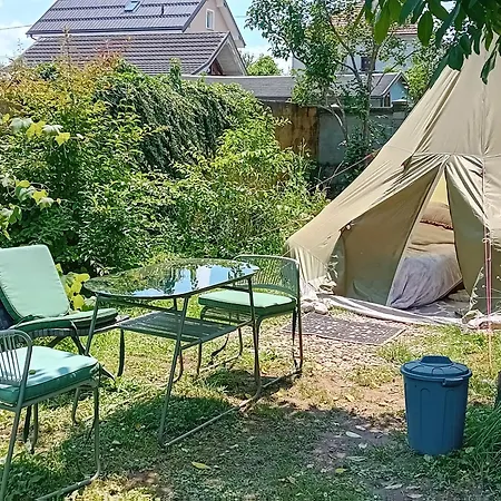 Camping Under The Walnut In Your Own Tent On A Shared Lot And Shared Bathroom 卢布尔雅那