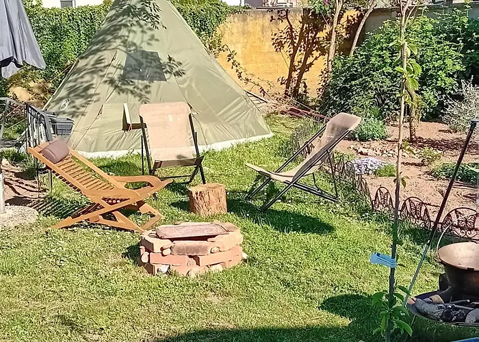 Camping Under The Walnut In Your Own Tent On A Shared Lot And Shared Bathroom 卢布尔雅那