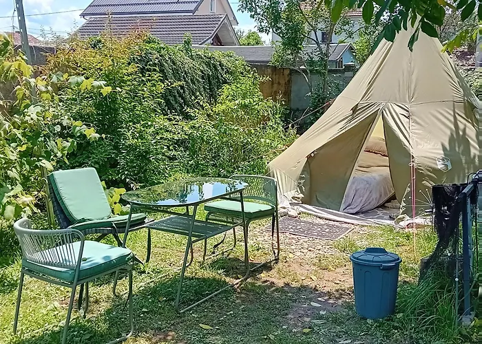 Camping Under The Walnut In Your Own Tent On A Shared Lot And Shared Bathroom 卢布尔雅那
